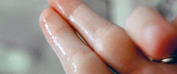 Турецкая леди в домашнем видео трогает мокрую киску и пальцы становятся влажными